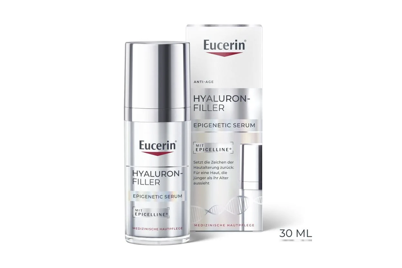 eucerin_hyaluron-filler_epigenetic-serum.png Eucerin Hyaluron-Filler Epigenetic Serum in einem silbernen Pumpflakon mit einem Produktbeschreibung auf der Verpackung.