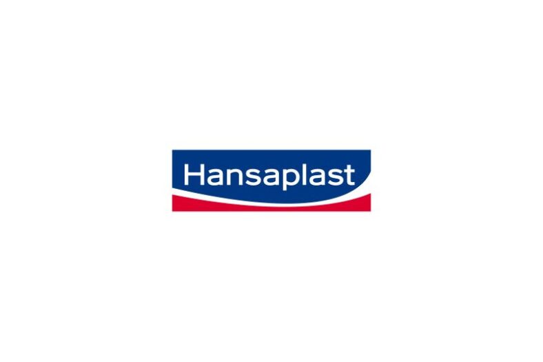 Das Logo von Hansaplast zeigt den Markennamen in weißer Schrift auf blauem Hintergrund und rotem Abschluss.