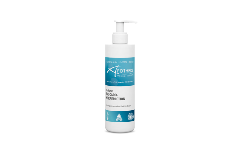 Hyaluron_Avocado-KoerperlotionFPCCLC62T-09_24.png Weißer Pumpflakon mit blauer Etikettierung für Hyaluron Avocado-Körperlotion, beschreibt feuchtigkeitsspendende Eigenschaft.